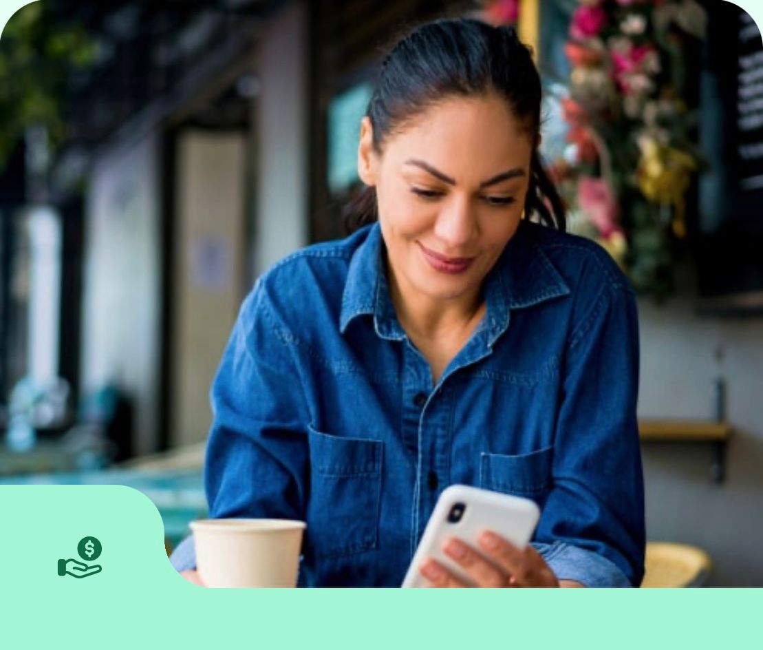 Persona revisando su celular