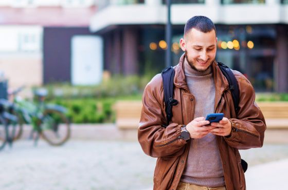 Persona usando su celular